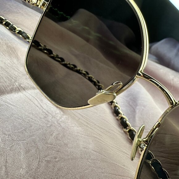 Chanel Butterfly Sunglasses with pearl leather chain - Picture 10 of 15